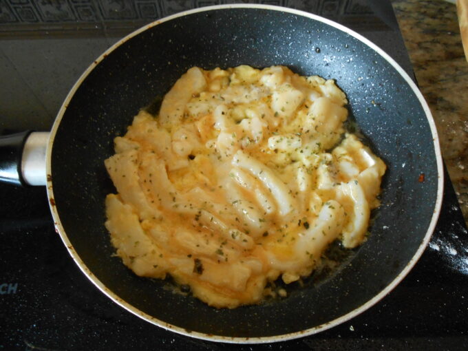 Bacalao en torta de huevo