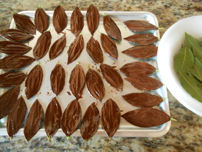 Tarta de rosas con hojas de chocolate