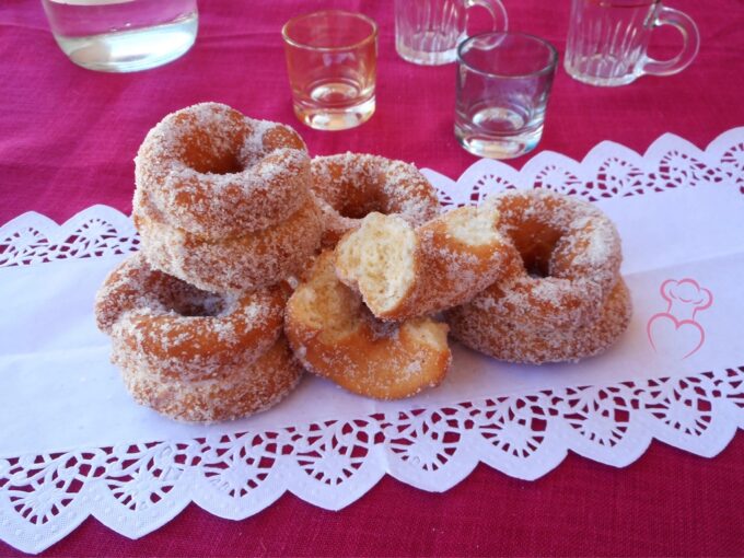 Rosquillas fritas de anís tradicionales