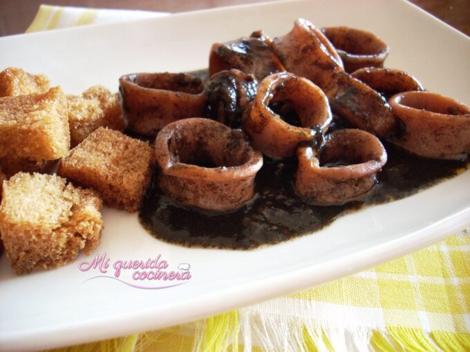 Calamares cocinados en su tinta