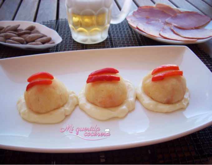 Bolita de patata rellena de atún