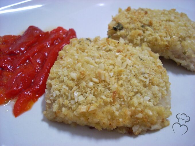 Merluza al horno con gabardina de almendra