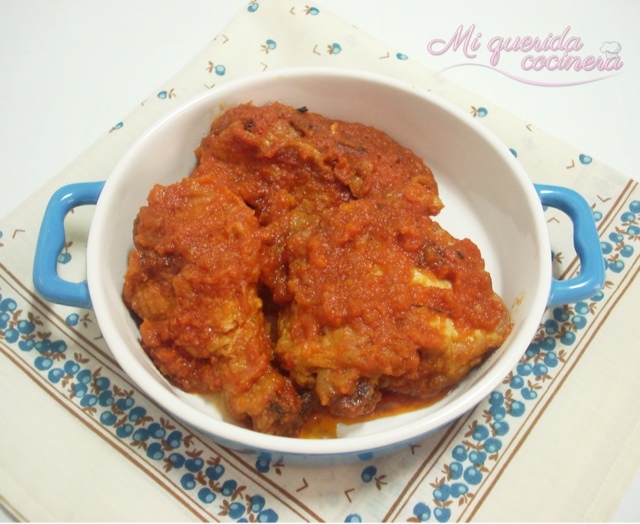 Trozos de pollo con tomate receta clásica