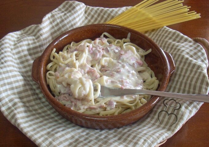 Tallarines con salsa carbonara clásica