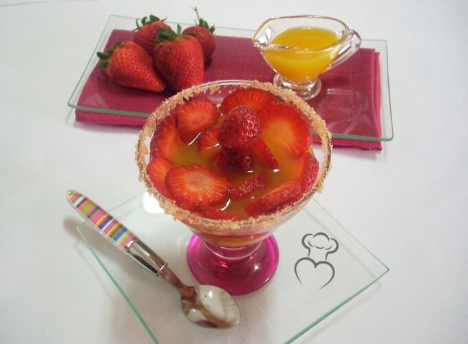 Zumo de naranja con fresas de temporada