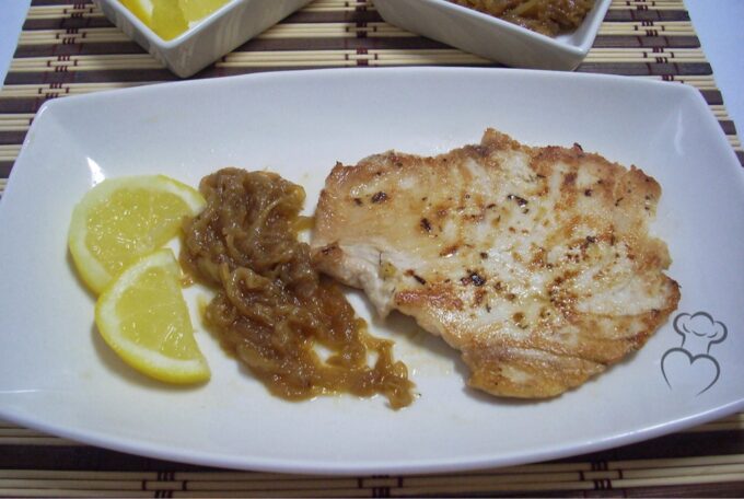 Bonito a la plancha con cebolla caramelizada