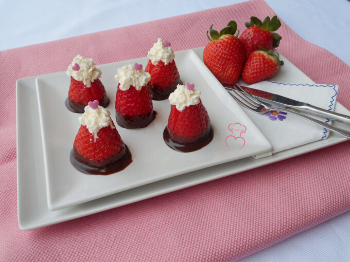 Fresas con chocolate rellenas de nata