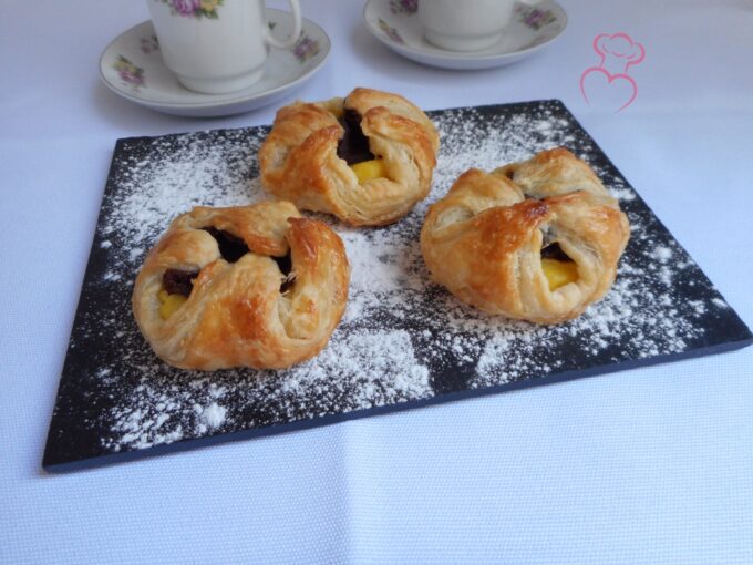 Bolsitas de hojaldre con crema y chocolate