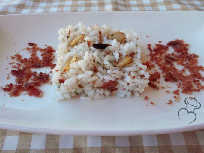 Ajillo de arroz cocido con jamón serrano