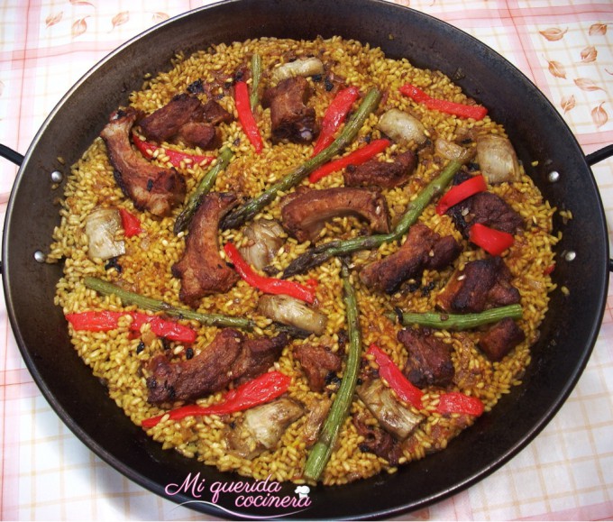 Paella de costillas adobadas y verdura