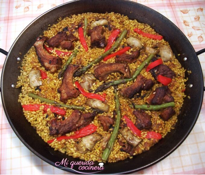 Paella de costillas adobadas y verdura