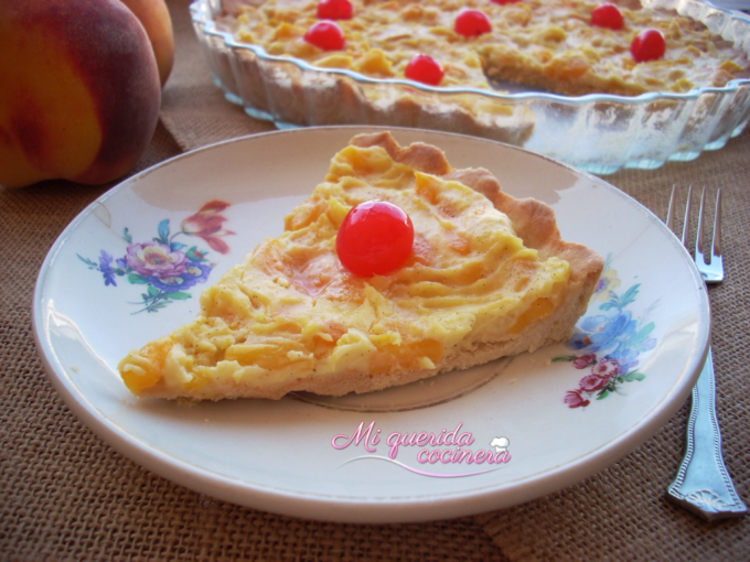 Tarta de melocotones con crema y galletas