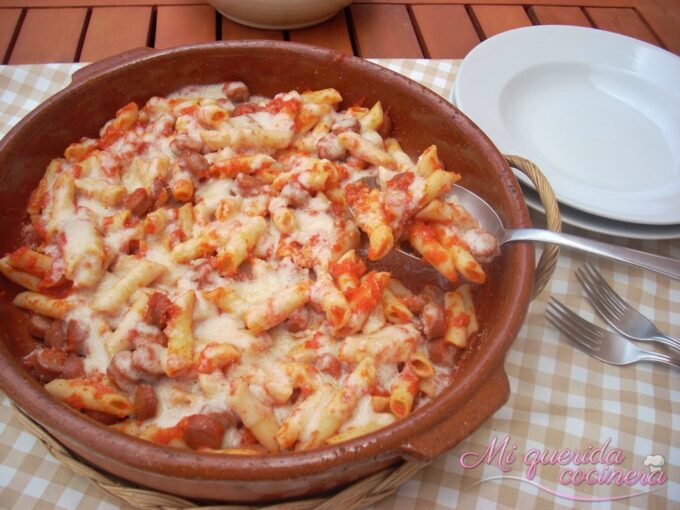 Macarrones con salchichas y besamel