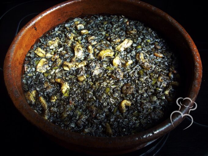 Arroz negro guisado al horno en cazuela