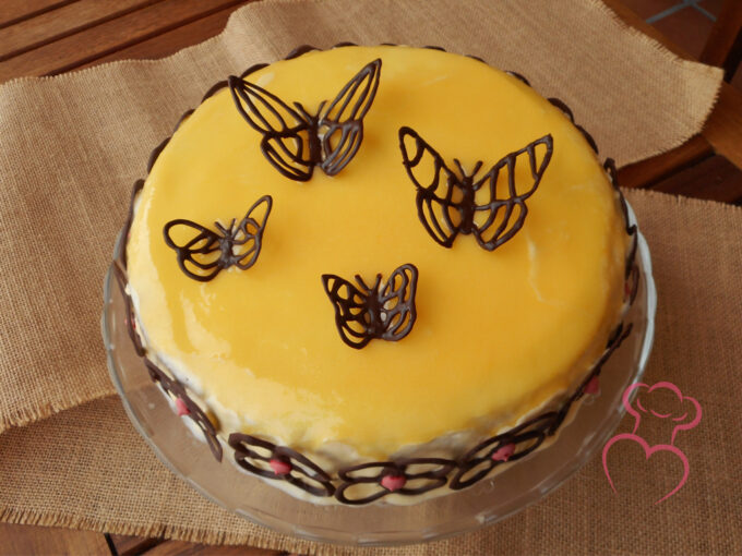 Tarta de yema y mariposas de chocolate