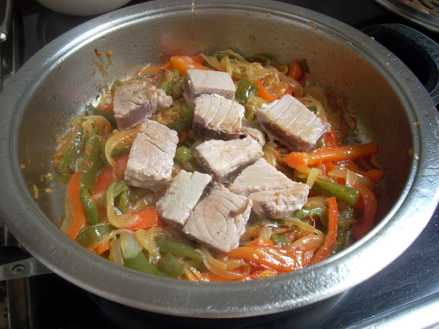 Atún con fritada de pimientos y cebolla Mi Querida Cocinera