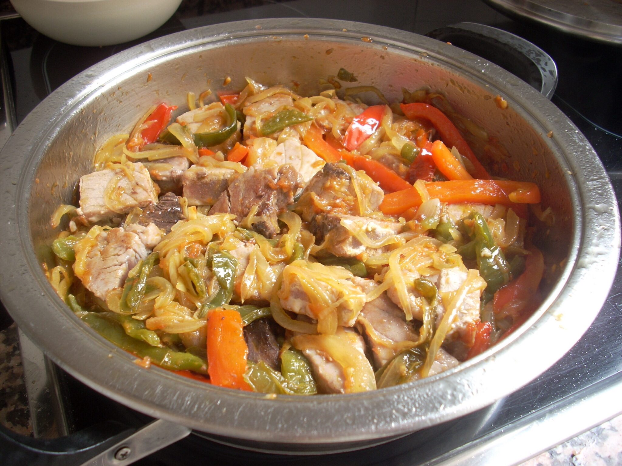 Atún con fritada de pimientos y