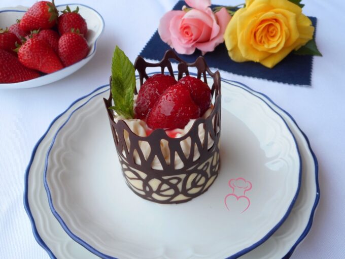 Cesta de chocolate con fresas