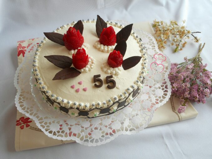 Tarta de nata y fresas con trufa