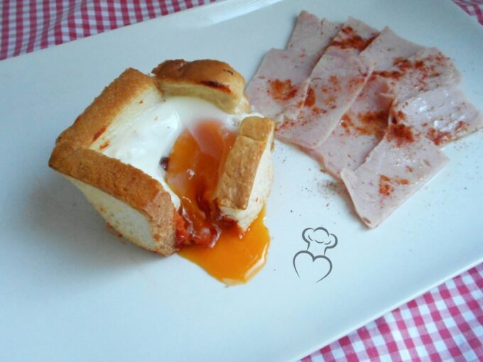 Huevos con jamón en pan de molde