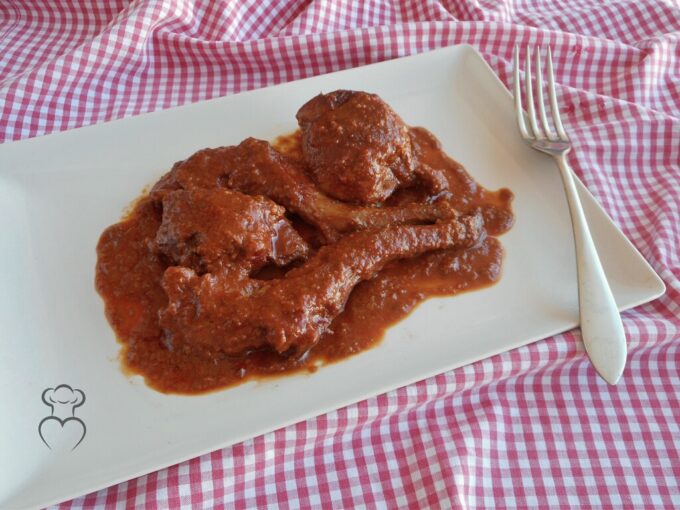 Conejo en salsa de almendra y azafrán