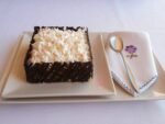 milhojas de bizcocho con crema y chocolate