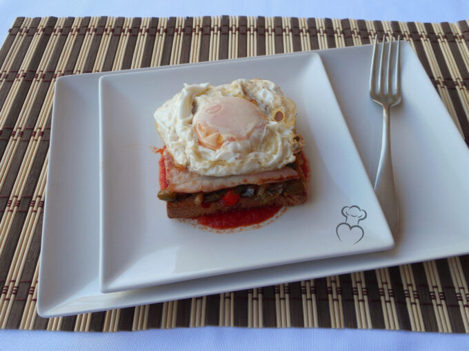 Tostada o tosta de pisto y huevo