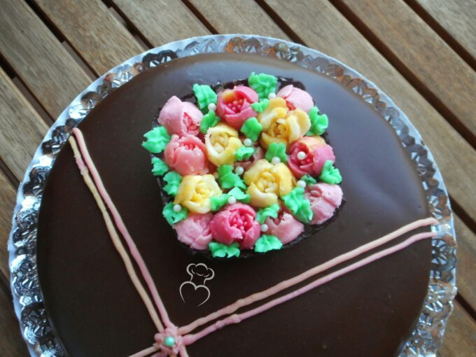 Cesto de chocolate con flores de mantequilla