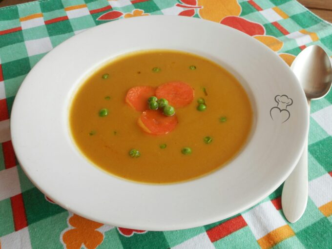 Sopa de guisantes con picatostes de zanahoria