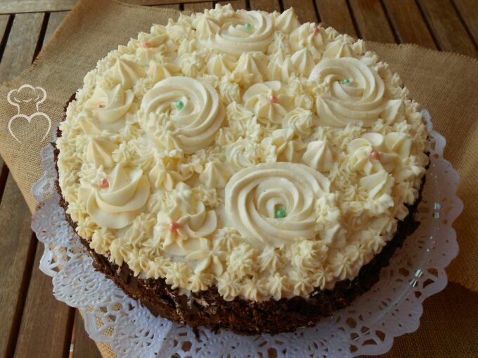 Tarta de chocolate con flores de mascarpone