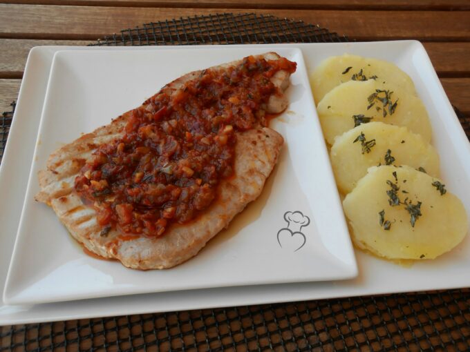 Atún a la plancha con sofrito de choricero