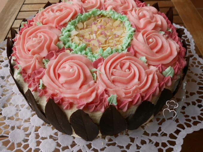 Tarta de rosas con hojas de chocolate