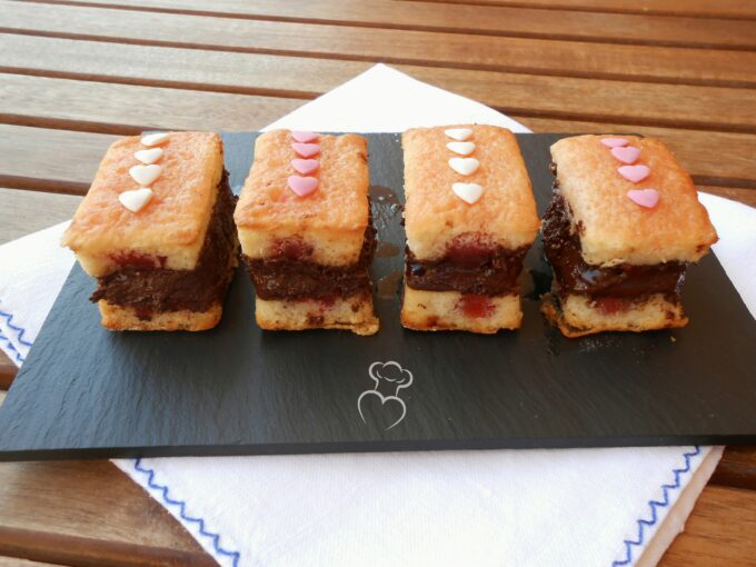 Borrachitos de nata con cerezas y chocolate