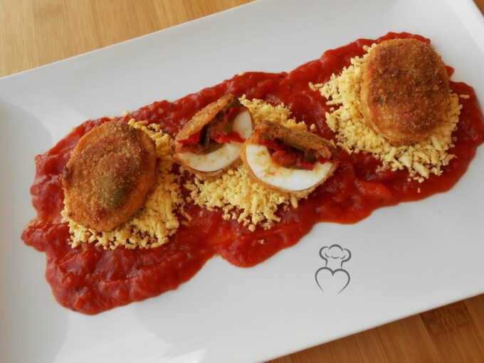 Huevos rellenos de pisto empanados