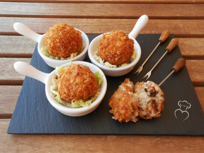 Croquetas de bacalao y ajo negro crujientes