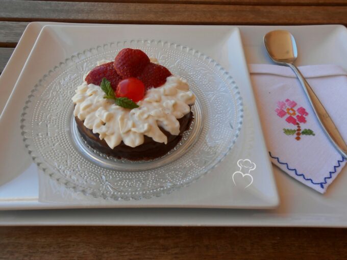 Tartitas de chocolate con crema ligera y fresas