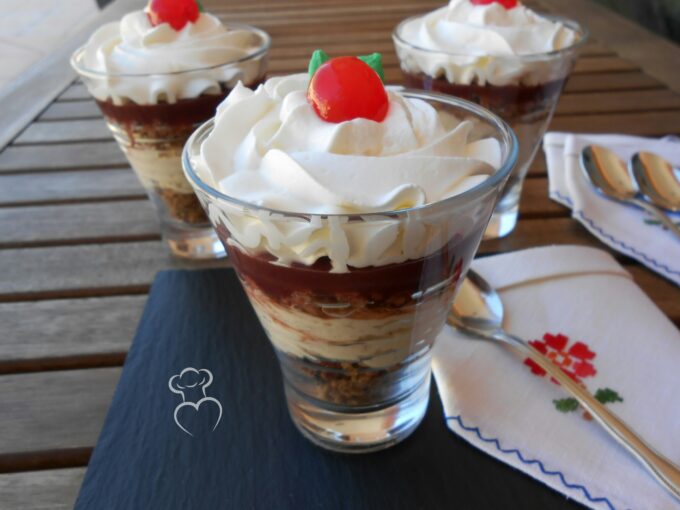 Trifle de crema ligera y cerezas