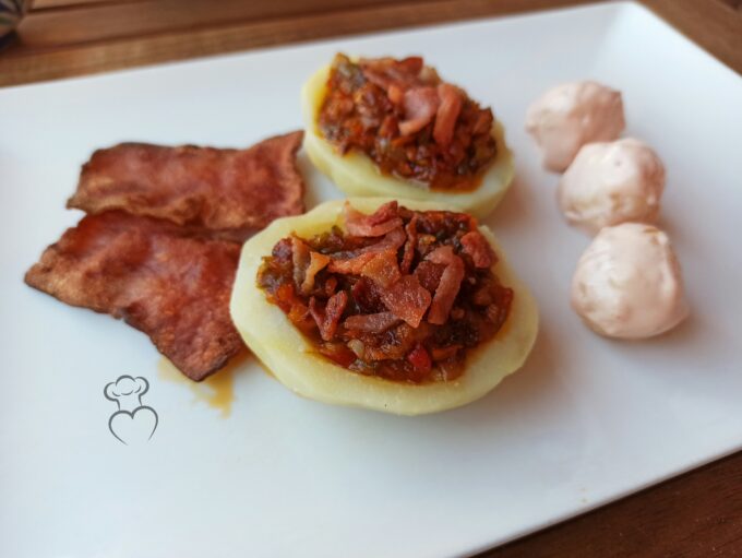 Patatas rellenas con verduras y beicon