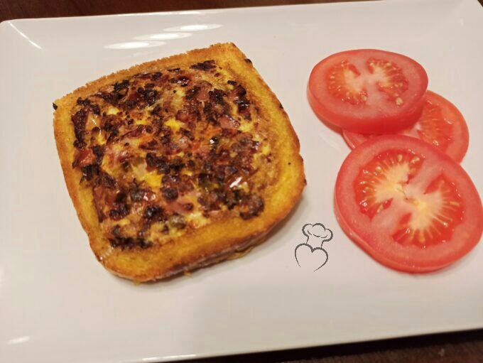 Tostada tortilla de pimientos y jamón