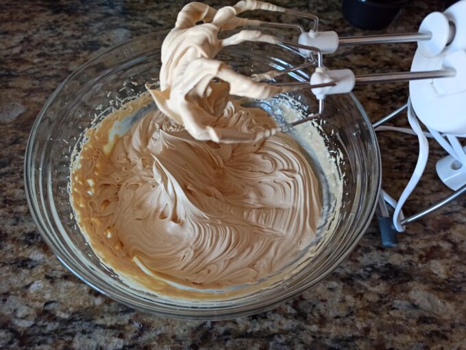 Pastel de vainilla, caramelo y chocolate