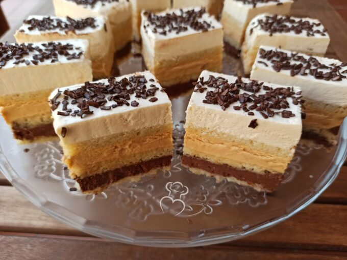 Pastel de vainilla, caramelo y chocolate