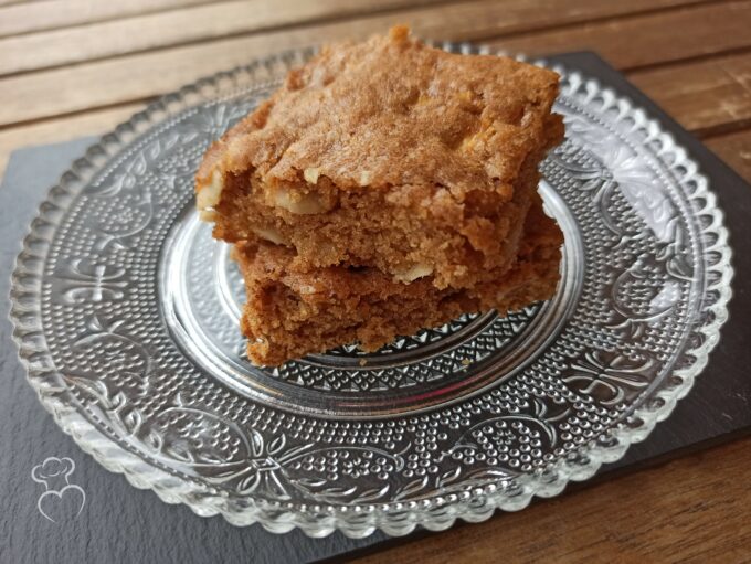 Blondie de manzana y almendra