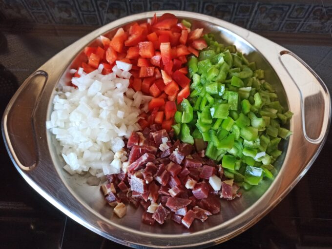 arroz blanco con jamón y pimientos