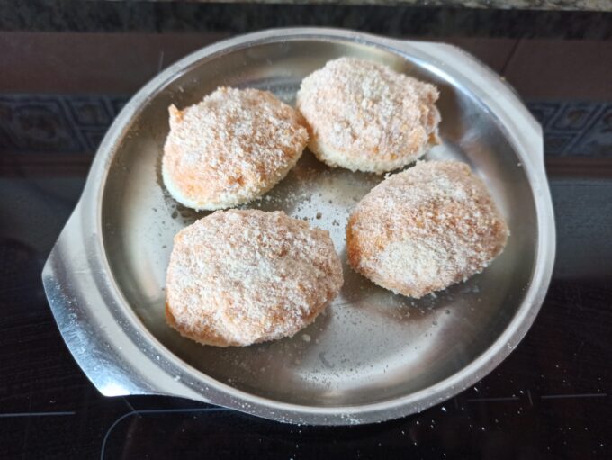 Huevos rellenos empanados